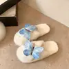 Pantuflas esponjosas de mariposa para mujer, diseño único estilo coreano, pantuflas de algodón modernas y cómodas, cálidas, nuevo modelo versátil 2026