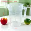Taza medidora de plástico con tapa y escala en stock, especializada para tiendas de té de burbujas, jarra medidora doméstica de grado alimenticio, resistente a altas temperaturas