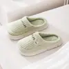 Qida Shun Nuevo Precio Especial Zapatillas de Algodón para el Hogar Invierno Antideslizantes Suela Gruesa Zapatos para Hombre y Mujer Zapatillas Cálidas de Algodón para el Hogar Venta al por Mayor
