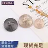 Botones estilo insignia roscados y curvos, cosidos a mano, en un pequeño estilo inspirado en Chanel, adecuados para abrigos, chaquetas, suéteres y prendas de punto.; botones metálicos