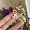 Colar de Gardenia com Franjas Coloridas para Mulheres, Luxo Leve, Simples e Fashion, Design de Nicho, Sensação de Alta Qualidade, Corrente Versátil para Clavícula