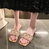 Ropa exterior talla grande sandalias de ocio transfronterizas 2024 verano nuevas sandalias planas transpirables con diamantes de imitación para mujer al por mayor