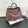 Bolsa Feminina Transfronteiriça 2025 Nova Retro Fivela de Corda de Metal Bolsa de Palha Bolsa de Ombro Bolsinha de Mão com Design de Nicho