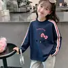Camiseta de algodão puro com três listras e mangas compridas para meninas, para primavera e outono, top casual versátil com gola redonda para crianças mais velhas, base doce para bebês