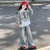 Conjunto de dos piezas estilo universitario para niñas, Primavera y Otoño 2026: Sudadera Casual Holgada de Manga Larga y Jeans de Moda