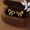 Pendientes Dorados de Acero Inoxidable con Lazo Dorado Estilo Nuevo Elegante Diseño de Nicho Popular en Internet Pendientes de Viento Pendientes de Regalo para el Festival de la Diosa