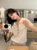 Camiseta de punto de manga corta con cuello polo hueco color avena para mujer, estilo verano old money, tacto de alta gama, hombro normal