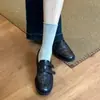Couro de ovelha, estilo retrô britânico, mocassins de salto grosso para mulheres, sapatilhas pretas de bico redondo, versáteis para o trajeto diário, com fecho de velcro