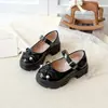 Sapatos de Couro da Moda para Meninas Modelos Primavera e Outono 2026 Sapatos de Performance com Laço de Pérola para Crianças Maiores Sapatos Mary Jane Princesa