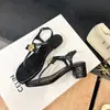 Novo Estilo de Verão: Sandálias Tanga de Salto Alto com Duas Tiras em Couro Macio com Flor de Camélia e Laço de Strass para Mulheres, com Saltos Bloco Confortáveis que Não Cansam Seus Pés