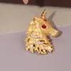 Broche de Unicornio de Piedra Roja Popular de Xiaohongshu, Broche de Pin Versátil y Casual para Mujer, Sensación de Lujo Ligero y de Gama Alta, Disponible para Dropshipping