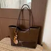 Bolso de mano retro texturizado mate de gamuza, nuevo, elegante y moderno, un bolso de hombro de nicho para el trabajo