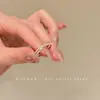 Anillo de Camelia de Perlas Suaves Estilo Francés para Mujer, Nuevo Modelo 2026, Diseño de Nicho de Lujo Ligero, Exquisito Anillo Popular para el Dedo Índice