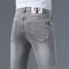 Jeans masculinos italianos de alta qualidade, corte slim, marca da moda, novo modelo primavera/verão 2026, calça longa casual cinza claro