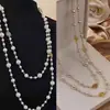 Colección Larga de Collares Superpuestos de Perlas Swarovski para Mujer, Estilo Lujo Ligero, Cadena Versátil para Suéter con un Toque de Alta Gama, Venta al por Mayor Otoño e Invierno