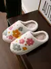 Pantuflas de algodón bordadas a punto de cruz con flores tricolores para el calor del hogar en otoño e invierno, pantuflas cerradas de dibujos animados con suela suave de imitación de polar de oso