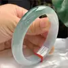 Con CertificadoMu Gongzi "Niebla Flotante Verde Cálido" Pulsera de Jadeíta Birmana de Alta Gama Pulsera de Jade Fondo Blanco con Manchas Verdes