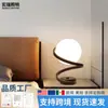 Candeeiro de mesa de novo estilo Luz noturna Candeeiro de mesa de dormitório nórdico Lâmpada de estudo para sala de estar Lâmpada de parede simples moderna Lâmpadas de cabeceira