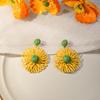 Pendientes de Rafia Tejida a Mano Estilo Vacacional Bohemio Sentido del Diseño Europeo y Americano Pendientes de Flores Huecas de Color Contrastante