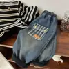Calças infantis com forro de fleece, unissex, calças compridas grossas, novo estilo outono/inverno 2026, macacão de fleece para bebê, caimento solto, calças jeans macias