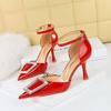 8323-K28 Sandalias de tacón alto, puntiagudas y poco profundas para mujer, estilo banquete, estilo europeo y americano, con hebilla de diamante de metal.