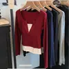 Camiseta de Manga Larga Falsa de Dos Piezas con Costuras de Contraste para Otoño e Invierno, Mujer, Cuello en V, Ajustada, Diseño de Nicho, Top Base con Almohadilla en el Pecho