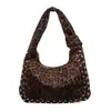 Bolso Pequeño Cuadrado con Tachuelas Estampado de Leopardo de Moda para Mujer 2025 Invierno Nuevo Estilo Personalidad y Elegante Bolso de Mano Bolso de Hombro