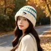 Gorro de punto a rayas bordado con cachorro lindo para mujer, estilo coreano de otoño e invierno, versátil, adelgazante para la cara, circunferencia de cabeza grande, gorro cálido