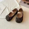 Sapatos de Couro da Moda para Meninas, Coleção Primavera e Outono 2026, com Tiras Elásticas, Estilo Doce Versátil, Sapatos de Princesa para Meninas Pequenas