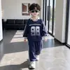 Conjunto de Roupa de Outono para Meninos 2026 Novo Primavera e Outono Estilo College Legal e Estiloso Moletom Camisa Polo Fina para Meninos Pequenos