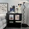 Armário de Revista Bauhaus Preto Armário com Porta Basculante de Chão Multi-Camadas Armário de Armazenamento para Sala de Estar Armário Lateral de Sofá Armário de Exposição Multifuncional