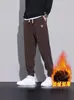 Pantalones casuales de pana para hombre, cálidos y forrados de polar para invierno, pantalones largos gruesos, pantalones deportivos de chándal de moda y versátiles