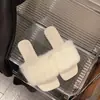 Chinelos peludos pretos de sola reta para mulheres, adequados para uso externo, novo modelo de outono de 2026, super populares, extremamente estilosos, com um toque de luxo, sandálias fofas