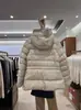Jaqueta Acolchoada Europeia Estilo Inverno 2026 Nova com Capuz Slim Fit Realçadora da Cintura Gola Alta Versátil Quente Coreana para Mulheres