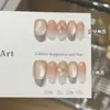 Un Par de Uñas [Magnolia Blanco Leche] Frescas y Deslumbrantes con Brillo Acuoso Estilo Ojo de Gato con Purpurina Plateada y Diseño de Flor Tallada Que Realzan el Cutis
