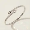 Suministro Transfronterizo Pulsera Abierta para Mujer Cobre Incrustada con Circonita Chapada en Rodio Pulsera de Moda Europea y Americana Boda Joyería de Novia Venta al por Mayor