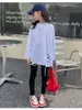 Camiseta de Manga Longa para Meninas Primavera e Outono Camada Base 2026 Nova Estilosa Versátil Camiseta com Barra Rasgada Top Infantil Novo