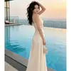 Fotos Reales de Ropa de Comercio Exterior para Mujer: Vestido Blanco Satín Estilo Francés Sin Tirantes con Dobladillo Irregular Plisado