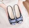 Chinelos Sapatos de Pano Bordados de Bico Redondo Chinelos de Lona de Sola Macia Feminina Estilo Étnico Porcelana Azul e Branca