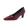 Couro Total por Dentro e por Fora~Estilo Simples Bico Fino Salto Grosso Elegante Boca Rasa Scarpins Outono 2026 Sapatos Femininos Versáteis da Moda para o Trabalho