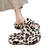 ¡Adelgazante! ¡Versátil! Apto para todos~Pantuflas cálidas de felpa con estampado de leopardo estilo INS para mujer, pantuflas de invierno y otoño para el hogar con correa cruzada y suela gruesa