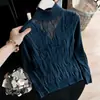 Tiro de verdade! Tiro de verdade! Top de tricô feminino estilo europeu para Outono/Inverno 2026, com mangas compridas, gola semimalta e patchwork de renda.