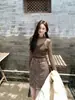 Xiu Xixi 2026 Outono Nova Blusa Elegante de Malha com Gola Redonda e Mangas Longas para Mulheres K80825