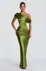 Vestido Formal Longo de Cetim de Alto Brilho com Gola Assimétrica Plissada Removível e Cintura Marcada Estilo Cauda de Peixe