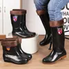 Botas de chuva com solas de borracha para homens e mulheres, quentes, resistentes a ácidos e álcalis, de cano alto, antiderrapantes, adequadas para proteção no trabalho, de cano médio, adequadas para lavagem de carros e canteiros de obras