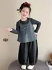 Conjunto de três peças de suéter e suspensório para meninas de comércio exterior, novo estilo coreano elegante para o outono de 2026, roupa infantil de peça única para dropshipping