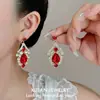 Acessório de Colar para Vestido de Noite Estilo Socialite Luxuoso com Acabamento de Alta Qualidade, Cheio de Diamantes, Design Floral Vermelho, Elegante Corrente para Clavícula Feminina