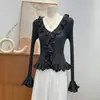 Puro y seductor, este top de punto de manga larga para mujer presenta un nuevo diseño de otoño/invierno con ribete de volantes, un escote en V, un corte ajustado y un favorecedor largo corto.