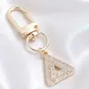 Lujo Ligero Chapado en Oro Charms Completos de Diamante Cierre de Langosta Forma D Colgante Triangular Redondo Accesorios para Llaves Fábrica de Origen Venta al por Mayor