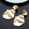 Pinza para oreja de oro mate estilo frío simple vintage 2022 nuevo temperamento femenino versátil metal pendientes de alta gama sin agujeros en las orejas